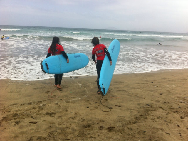 Surfen und Wellenreiten in Famara